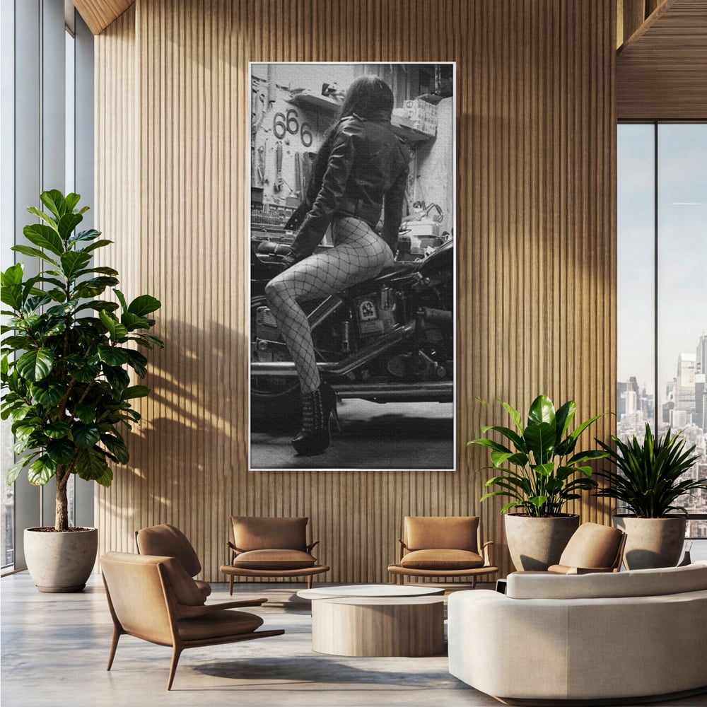Tablou canvas cu tablou canvas cu femeie pe motocicleta, in rama de aluminiu argintiu, pe perete intr-un birou
